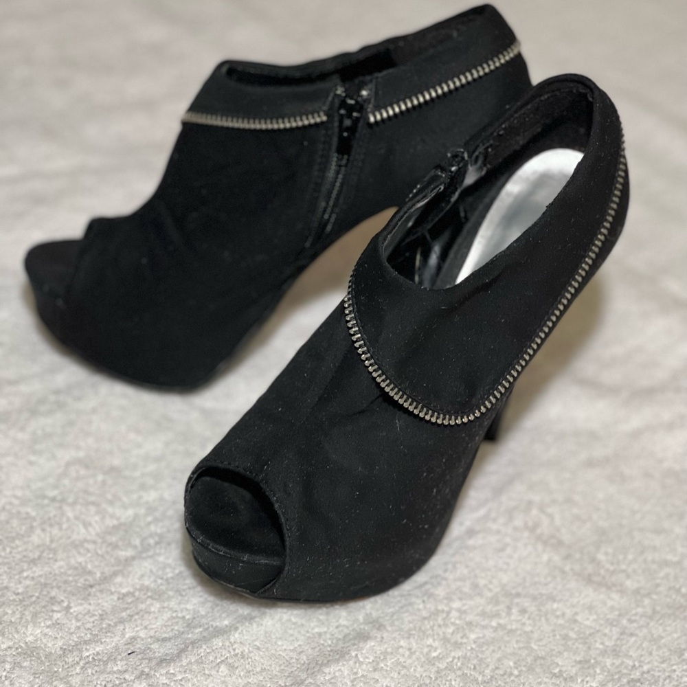 Women 5.5” Charlotte Russe zipper ankle booties